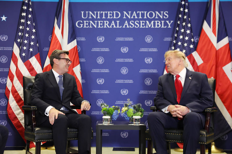英國首相柏南（左）22日在紐約聯合國大會期間，與美國總統川普（右）舉行場邊會談，並共同回應媒體提問。（英國首相府提供）中央社記者陳韻聿傳真　115年9月23日