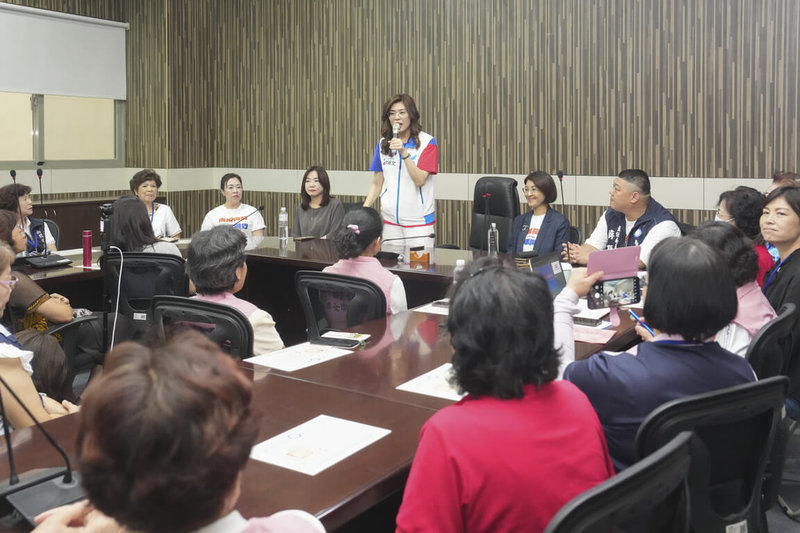 國民黨23日在南投縣議會辦理行動中常會暨小組長授證，黨主席鄭麗文（後立）會後接著出席南投縣婦女菁英領袖研習營暨婦女後援會成立大會。（國民黨南投縣黨部提供）中央社記者蕭博陽傳真　115年9月23日