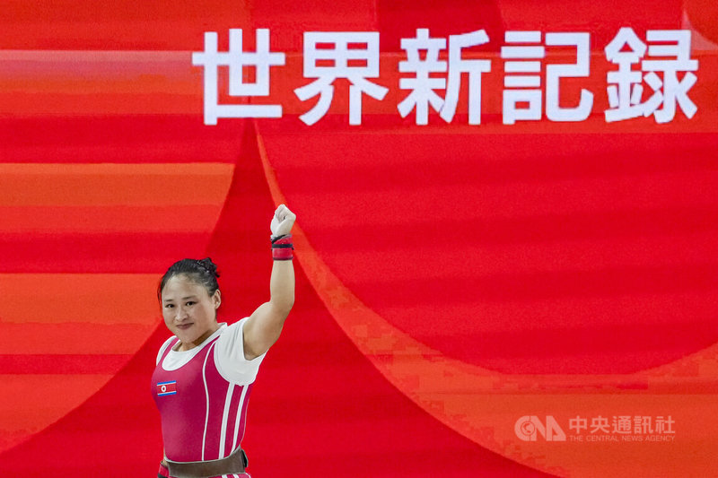 名古屋亞運23日舉行舉重女子49公斤級賽事，北韓選手李聖琴（Ri Song Gum）在抓舉項目刷新世界紀錄後，振臂慶祝。中央社記者鄭清元名古屋攝　115年9月23日
