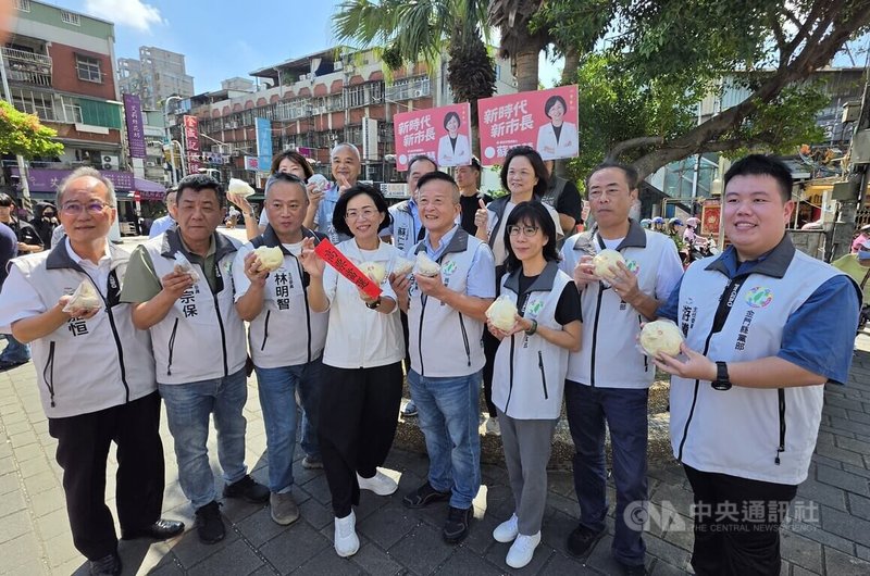 民進黨新北市長參選人蘇巧慧（前左4）23日出席活動受訪，對最新民調微幅領先對手表示，會繼續保持正面、陽光的態度進行這場選戰。中央社記者王鴻國攝　115年9月23日