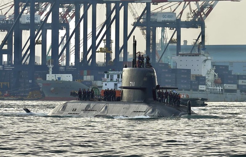 舷號為「711」的潛艦國造原型艦「海鯤號」23日上午駛出高雄港,進行第22次出海測試、同時也是第16次潛航測試。中央社記者董俊志攝 115年9月23日