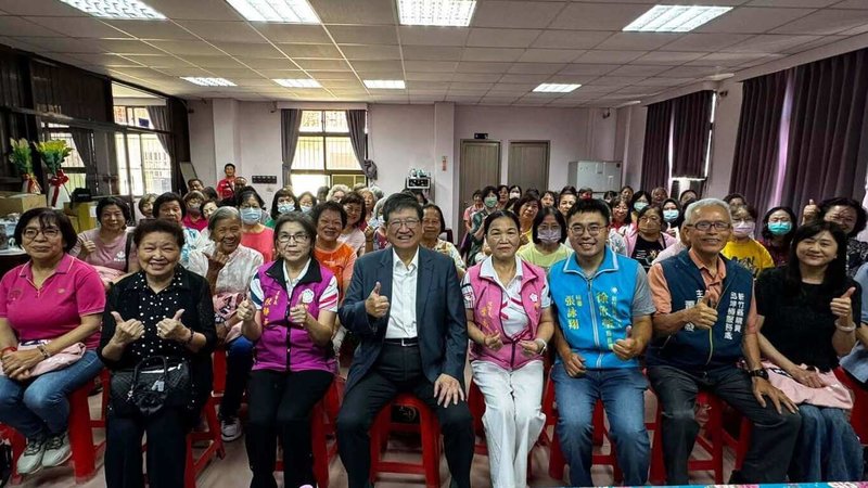 國民黨新竹縣黨部主委楊文科（前左4）23日表示，新竹未來面對AI、半導體及生醫等產業發展，需要持續投入人才及資源；黨籍新竹縣長參選人徐欣瑩具有理工背景，盼團結支持黨提名人選。（國民黨新竹縣黨部提供）中央社記者郭宣彣傳真　115年9月23日