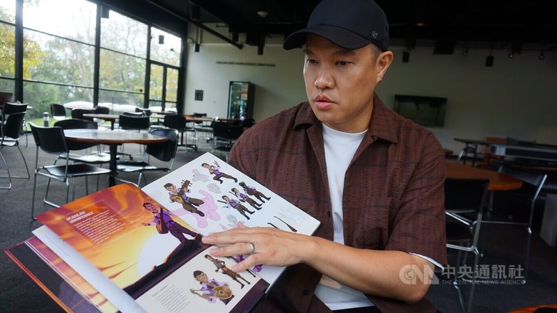 42歲的旅美臺灣藝術家陳人豪13歲隨母親移居美國，克服語言障礙，進入「藝術中心設計學院」攻讀設計，在動畫產業15年之後，以背景設計作品獲得美國電視艾美獎的「動畫類傑出個人成就獎」。中央社記者林宏翰洛杉磯攝　115年9月23日
