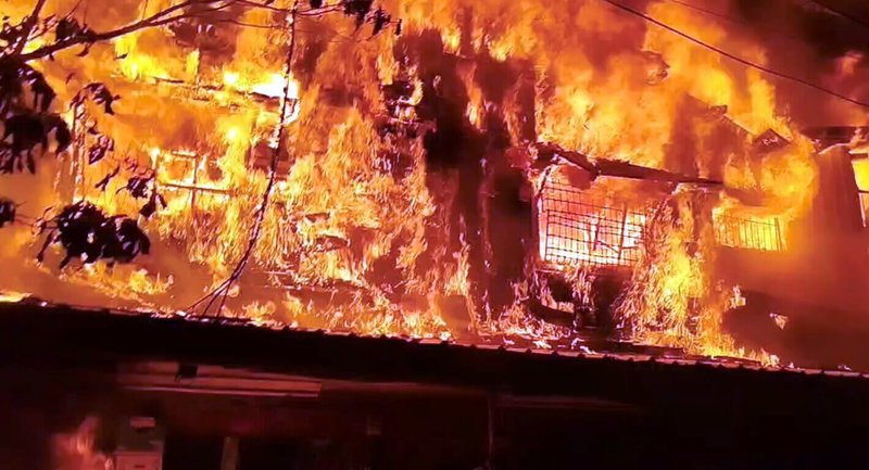 嘉義市一處民宅23日晚間發生火警，木造建物全面燃燒、火勢猛烈。消防人員到場佈水線灌救，所幸住戶及時逃出，未傳受傷、受困。（嘉義市消防局提供）中央社記者黃國芳傳真　115年9月23日
