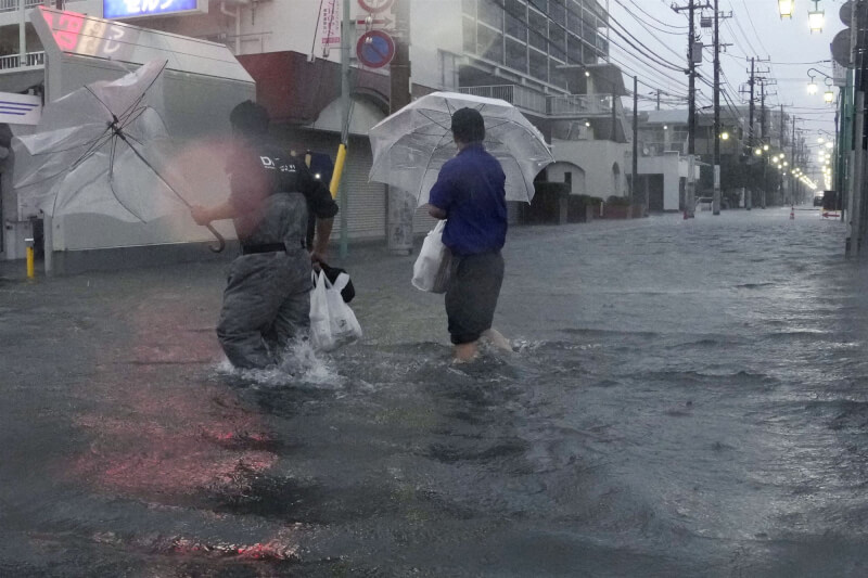 颱風「杜鵑」重創日本關東地區，圖為千葉縣市川市21日淹水情形。（共同社）