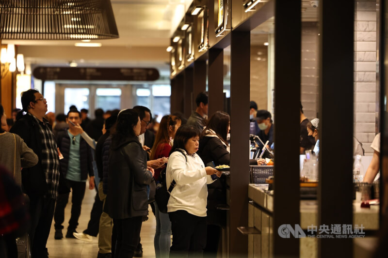 台北市信義區民眾於百貨美食街消費。（中央社檔案照片）