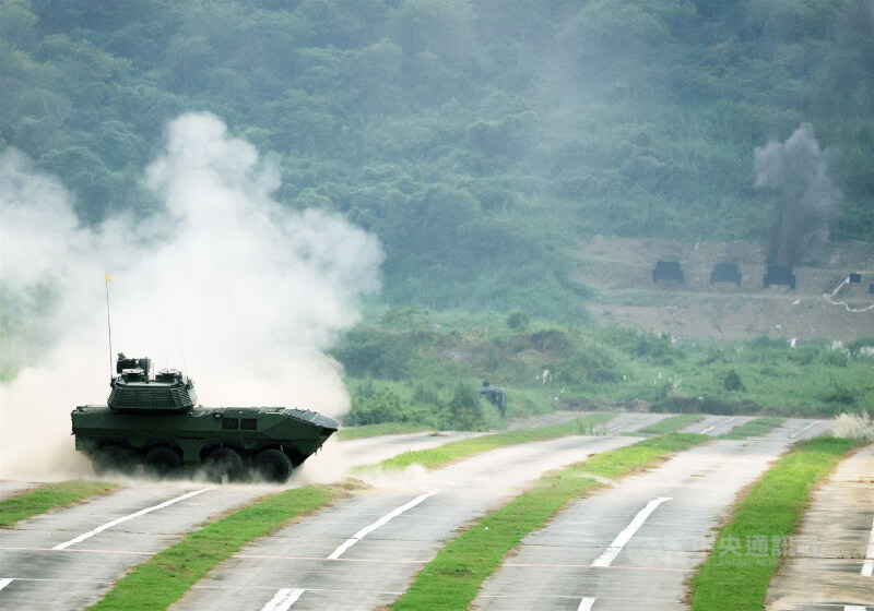 國防部軍備局23日在陸軍南測中心進行105公厘輪型戰車量產車型性能展示，戰車砲斜坡射擊（靜對靜）科目，安排採取90度橫向射擊角度實施瞄準射擊2發戰車戰，驗證國造輪型戰車具備橫向射擊能力。中央社記者郭日曉攝　115年9月23日