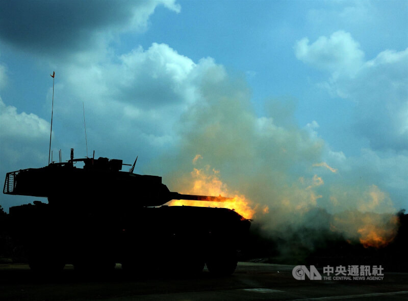 國防部軍備局23日在陸軍南測中心進行105公厘輪型戰車量產車型性能展示，這次實彈射擊共射擊6發105公厘高爆戰防曳光彈。中央社記者郭日曉攝　115年9月23日