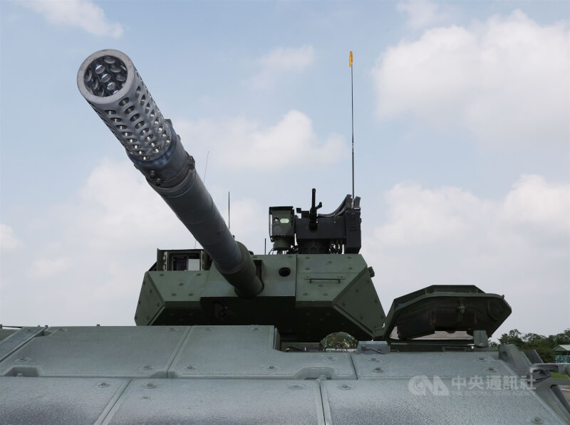 國防部軍備局生產製造中心23日邀請國內、外媒體記者，前往陸軍南區部隊訓練聯合測考中心，進行「105公厘輪型戰車」量產車型性能展示，透過實地實車、實時實彈方式讓民眾，了解「國車國造」的具體成效。中央社記者郭日曉攝　115年9月23日