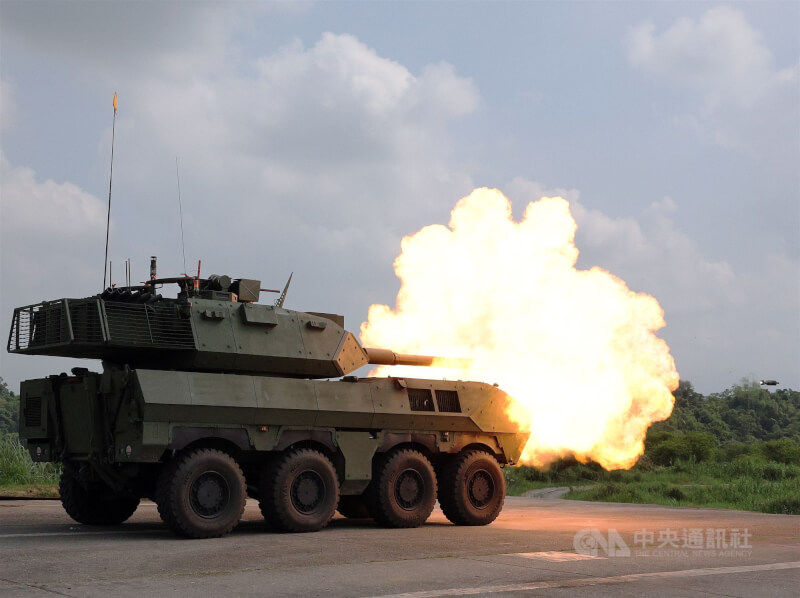 國防部軍備局23日在陸軍南測中心進行105公厘輪型戰車量產車型性能展示。圖為戰車砲對靜態敵戰車靶發射高爆戰防曳光彈。中央社記者郭日曉攝　115年9月23日