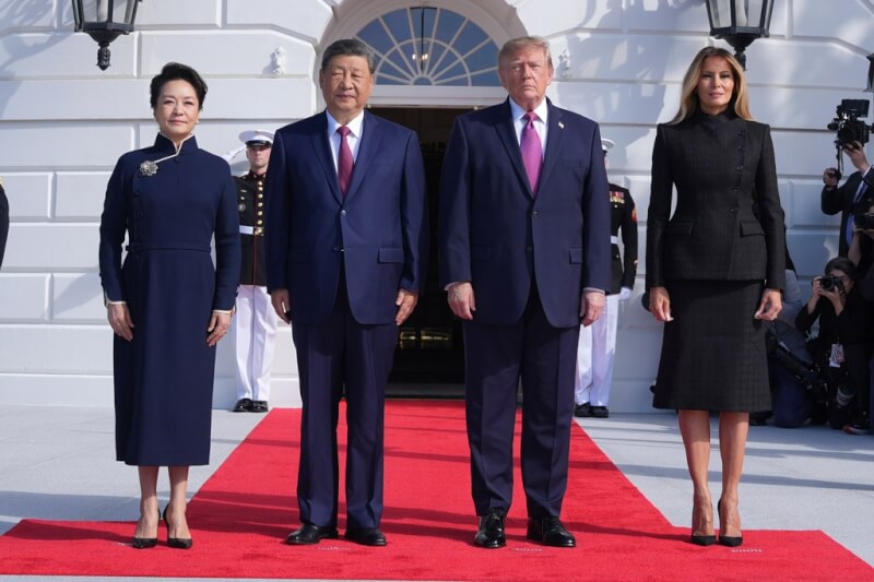 中國國家主席習近平（左2）到華府進行國是訪問，美國總統川普（右2）和第一夫人梅蘭妮亞（右1）走出白宮迎接習近平夫婦。（美聯社）