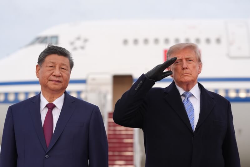 中國國家主席習近平（左）23日飛抵美國安德魯聯合基地，美國總統川普（右）親自接機。（美聯社）