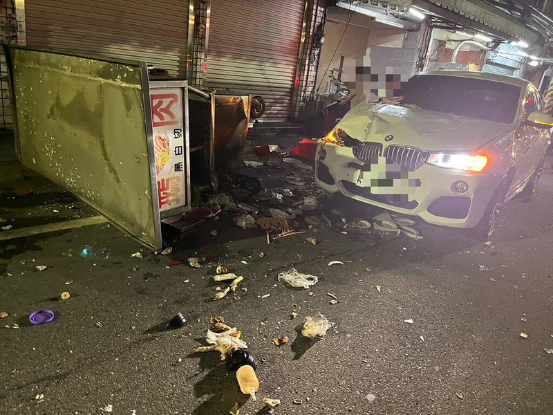 謝姓老翁23日晚間駕駛自小客車行駛田中鎮復興路，撞擊路旁攤販，造成1名員工受傷送醫，肇事駕駛經檢測無酒精及毒品反應，詳細肇事原因待警方釐清。（民眾提供）中央社記者鄭維真傳真　115年9月24日