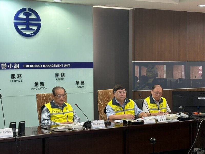 中秋暨教師節4天連假將開跑，台鐵公司24日下午成立疏運應變小組，統合疏運期間相關應變作為，董事長鄭光遠（左）關切小組運作情形。（台鐵提供）中央社記者黃巧雯傳真　115年9月24日