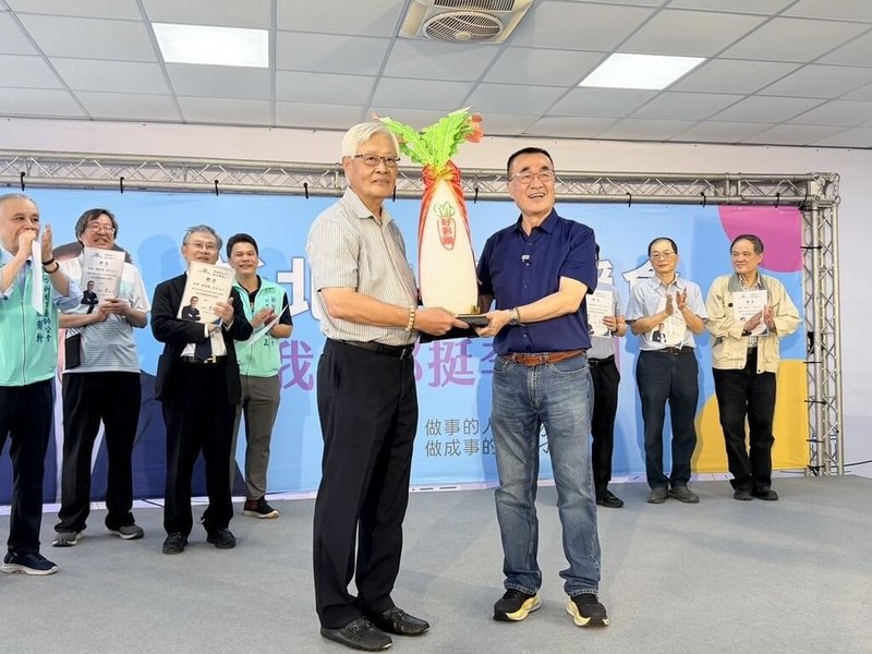 國民黨新北市長參選人李四川（前右）新北醫師後援會24日正式成立，總會長、新北市醫師公會名譽理事長張嘉訓（前左）現場送上「好彩頭」，表達祝福與支持。（李四川競辦提供）中央社記者曹亞沿傳真　115年9月24日