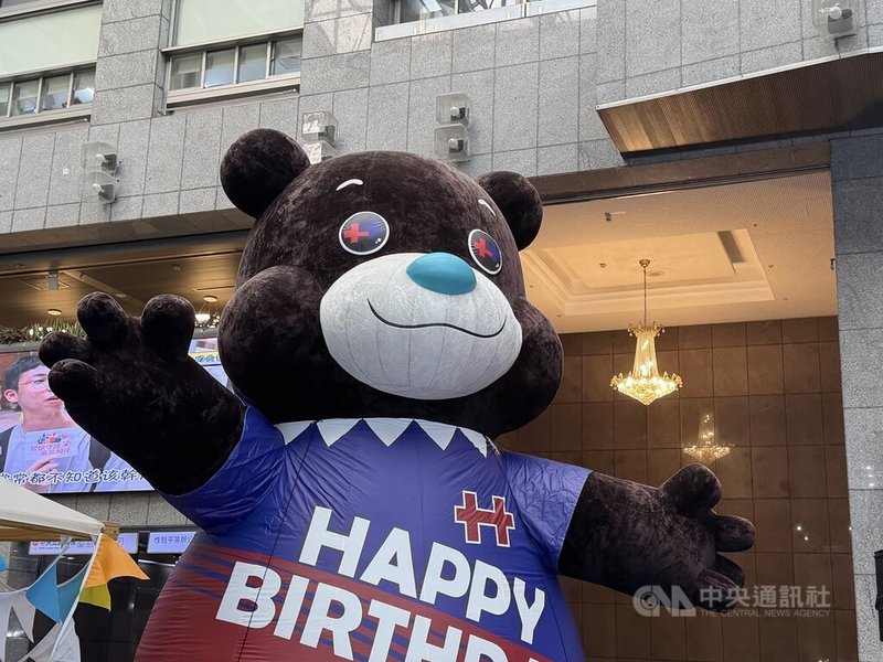 台北市民政局表示，國慶活動現場規劃豐富內容，市府路將化身大型城市畫布，邀民眾共同彩繪。高達6公尺的「熊讚」（圖）將現身，供民眾拍照打卡。中央社記者葉蓁芸攝 115年9月24日