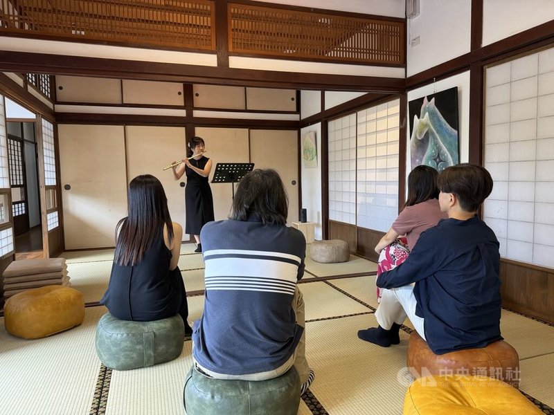 花蓮縣定古蹟「檢察長宿舍」轉型為結合藝文展演及餐食的交流空間,24日邀長笛家曾淑芳(後)為即將開幕的場館帶來暖場演出。中央社記者張祈攝 115年9月24日