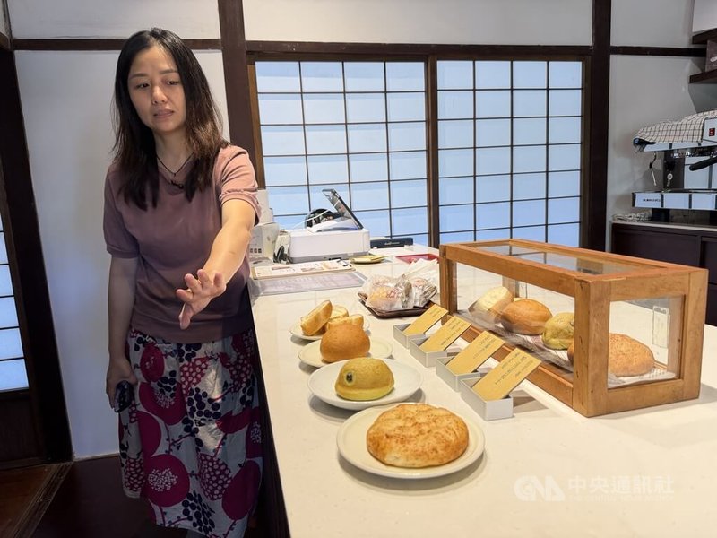 花蓮縣定古蹟「檢察長宿舍」由歷史學家范雅鈞團隊接手經營,打造「花蓮知所」。店內點心則邀請在地農友簡秀婷(圖)使用自產的「吉野1號米」米穀粉烘焙,將在地農產融入餐飲體驗。中央社記者張祈攝 115年9月24日