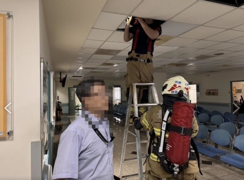 台南市立醫院門診大樓2樓診間24日中午出現微煙，警報作響，台南市消防人員趕往後微煙消散，虛驚一場。（台南市消防局提供）中央社記者張榮祥台南傳真  115年9月24日
