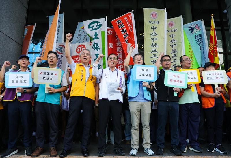 全國產業總工會等團體24日在勞動部前舉行「共享經濟繁榮果實 最低工資邁向3萬1000元」記者會，與會者高呼「所得公平分配」、「漲工資抗通膨」、「縮短貧富差距」等口號表達訴求。中央社記者謝佳璋攝 115年9月24日