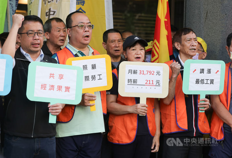 勞動部召開最低工資審議會，全國產業總工會等團體24日在勞動部前舉行記者會，提出最低工資新台幣3萬1792元、時薪211元，經濟成長勞資共享。中央社記者謝佳璋攝　115年9月24日