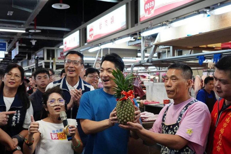 台北市長蔣萬安（右3）24日前往萬華區視察環南市場，沿途與現場攤商互動、握手，也有商家送上鳳梨、菜頭等。（台北市政府提供）中央社記者葉蓁芸傳真 115年9月24日