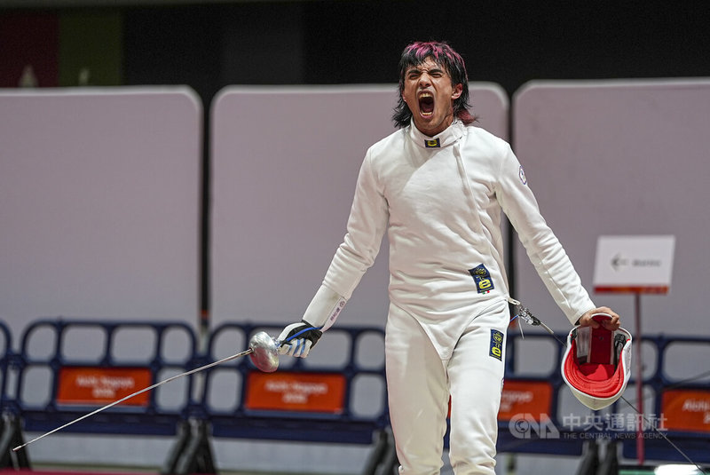 台灣擊劍選手葛屹盧（圖）24日在名古屋亞運男子銳劍個人賽32強賽中獲勝，但16強戰以14比15不敵哈薩克選手，無緣8強。中央社記者鄭清元名古屋攝　115年9月24日