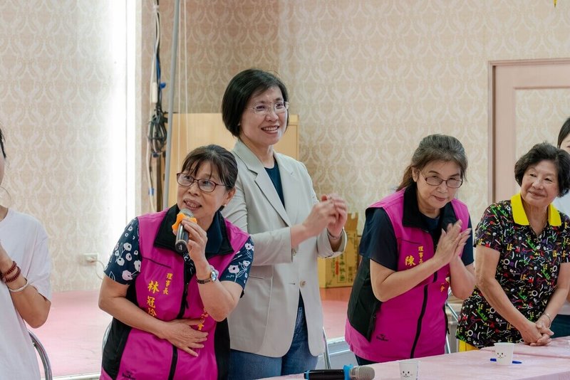 國民黨新竹縣長參選人徐欣瑩（左2）24日提出女性政策表示，女性健康一站式檢查將整合骨密度、乳房超音波、甲狀腺及貧血等項目，並依年齡、家族史及個人風險提供檢查，異常者銜接醫療轉介及追蹤。（徐欣瑩團隊提供）中央社記者郭宣彣傳真　115年9月24日