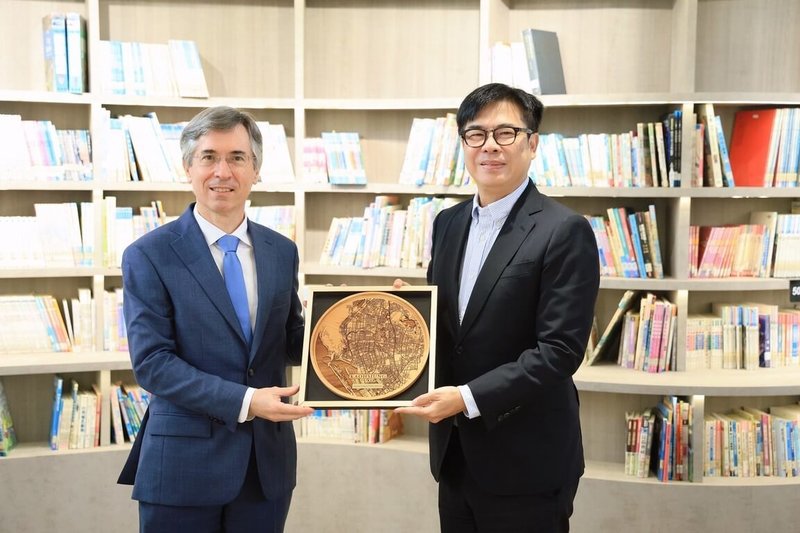 法國在台協會主任龐維德（Frédéric Laplanche）（左）24日首度訪問高雄，與市長陳其邁（右）就產業、教育及文化交流交換意見。（高雄市行政暨國際事務處提供）中央社記者林巧璉傳真　115年9月24日