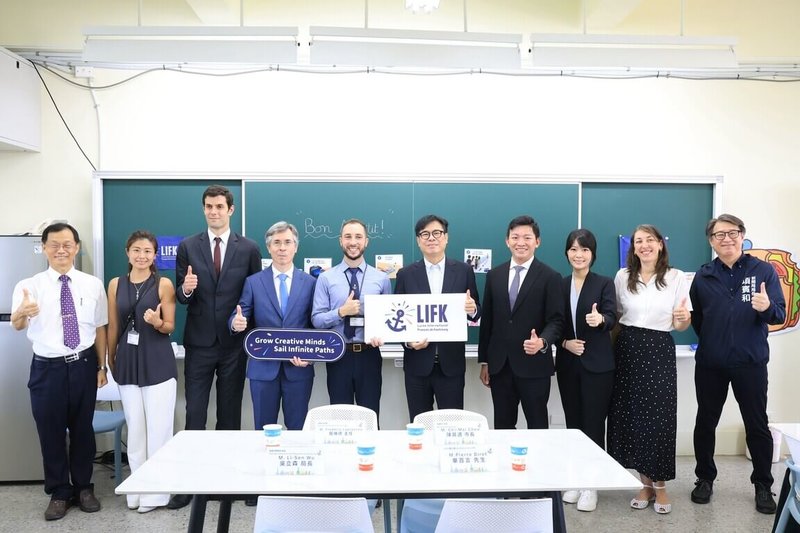 法國在台協會主任龐維德（Frédéric Laplanche）（左4）首度訪問高雄，與高雄市長陳其邁（右5）交流，2人並前往法國國際實驗教育機構（LIFK）參訪。（高雄市行政暨國際事務處提供）中央社記者林巧璉傳真　115年9月24日
