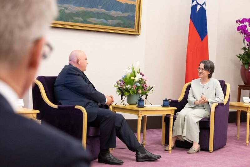 副總統蕭美琴（右）23日接見澳洲聯邦參議院副議長布羅克曼（Slade Brockman）一行，期待台澳未來在各領域進一步深化合作。（總統府提供）中央社記者葉素萍傳真　115年9月24日