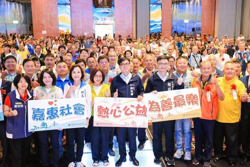 民進黨高雄市長參選人賴瑞隆（前左6）24日與高雄市長陳其邁（前左5）、國民黨高雄市長參選人柯志恩（前左3）等人同台出席高雄市115年績優宗教團體表揚大會。（高雄市政府提供）中央社記者林巧璉傳真　115年9月24日