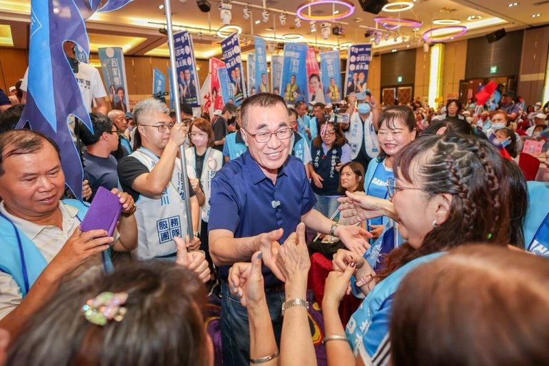 國民黨新北市長參選人李四川（中）24日出席鶯歌區競總暨川友會成立大會，許多鄉親、里長到場力挺，爭相握手合影。（李四川競辦提供）中央社記者曹亞沿傳真　115年9月24日