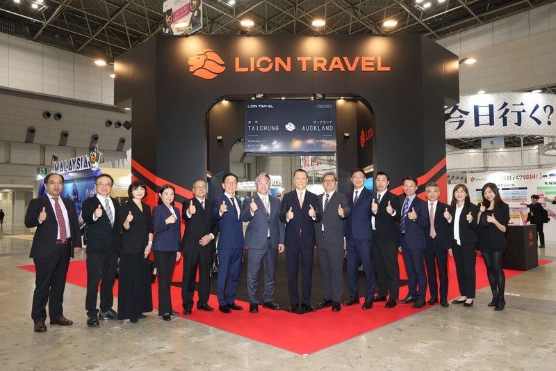 2026日本旅展24日在東京登場，雄獅旅遊首度以獨立展位參展，以「世界觀光列車」為展位核心概念，打造「連接台灣、日本及世界各地的車站」。展場並以雄獅品牌的紅、黑色調呈現。（雄獅旅遊提供）中央社記者戴雅真東京傳真 115年9月24日