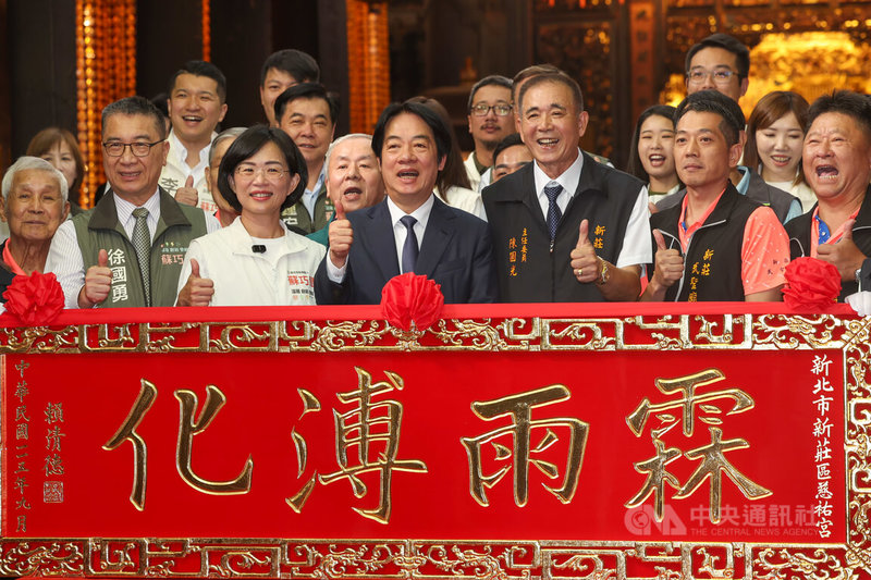 新北市新莊慈祐宮值東主辦2026北台灣媽祖文化節，同時慶祝建廟340週年，總統賴清德（前中）、民進黨新北市長參選人蘇巧慧（前左3）等人24日前往參拜，賴總統致贈匾額給慈祐宮，並與慈祐宮主委陳圓光（前右3）等人合影。中央社記者吳家昇攝　115年9月24日