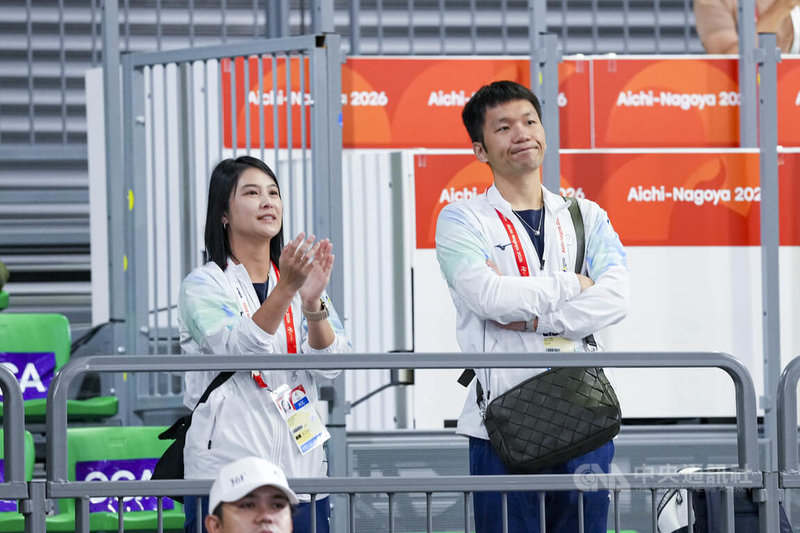 2026愛知名古屋亞運滑板女子公園式預賽24日在愛知縣國際展示場舉行，運動部長李洋（右）到場觀戰，為台灣選手林逸凡加油。中央社記者鄭清元名古屋攝　115年9月24日