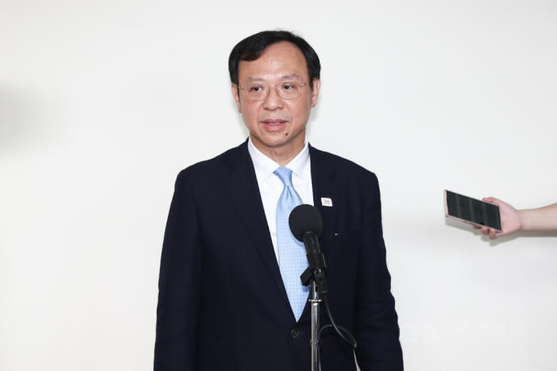 衛福部長石崇良24日表示，衛福部訪查全台獨居長者的訪員絕不會索取存摺、印章及帳號，籲民眾當心。（中央社檔案照片）