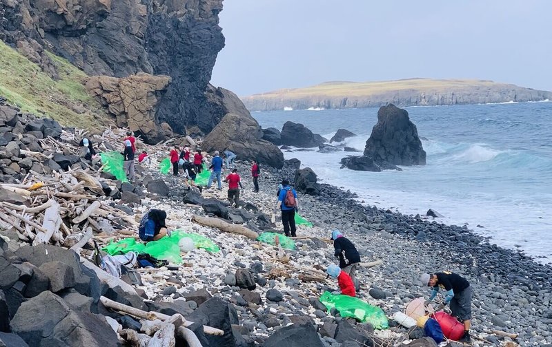 海洋國家公園管理處推出南方四島淨灘活動，由台灣承諾公益協會攜手台南、苗栗等地40餘師生，自21日起一連3天在澎湖南方四島東吉嶼東吉燈塔跨地域的淨灘（海洋國家公園管理處提供）中央社　115年9月24日