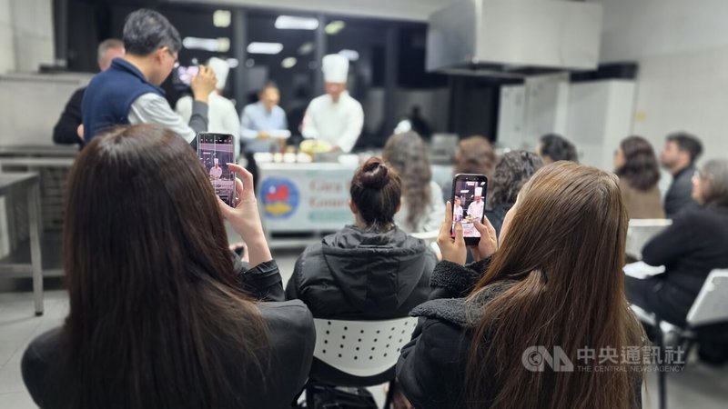 台灣主廚阿根廷開講，阿根廷餐飲學校學生記錄台灣主廚講解辦桌料理技巧及擺盤方式，從經典辦桌菜色認識台灣飲食文化。中央社記者黃韻如布宜諾斯艾利斯攝 115年9月24日