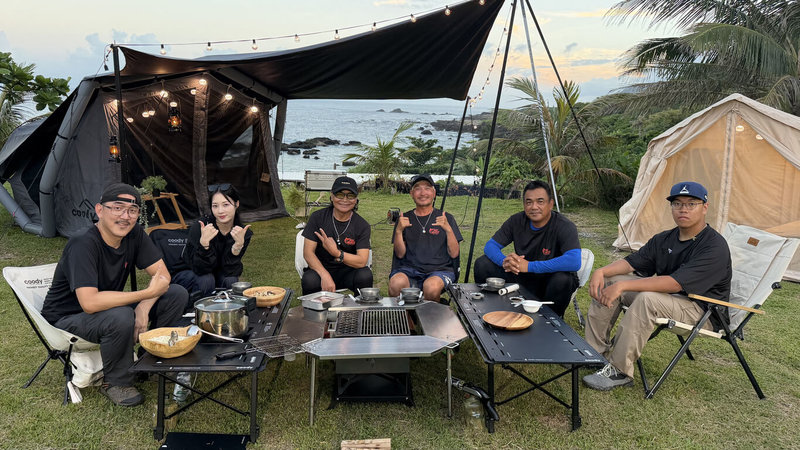 「寶島漁很大」主持群ELI（左）、沈文程（左3）、KID（右3）邀請「台灣巨砲」陳金鋒（右2）帶著兒子陳瑞陽（右），以及台鋼啦啦隊WING STARS成員Mingo（左2）一起錄製節目，陳金鋒感性表示釣魚不只是釣魚，更讓他看見台灣美麗風景。（三立提供）中央社記者洪素津傳真　115年9月24日