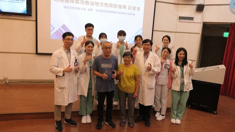 雲林縣林姓男子（前左3）民國115年7月間反覆高燒、畏寒，甚至一度失去生命徵象，陸續就醫轉院後確診鼠蚤（地方性斑疹傷寒），所幸透過專一性抗生素治療後順利恢復健康，林男24日向醫護人員表達感謝。（醫院提供）中央社記者姜宜菁傳真　115年9月24日