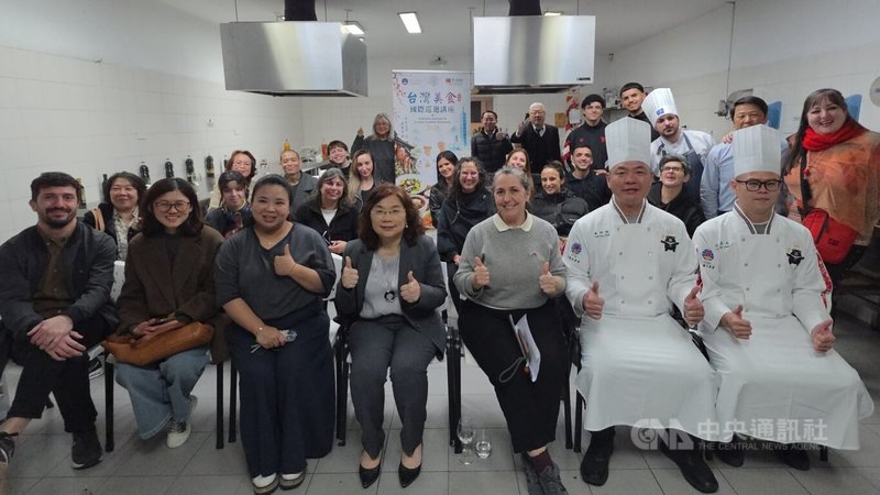 僑委會中南美洲台灣美食國際巡迴講座主廚蔡坤城（前排右2）、林彥兆（前排右1），22日在阿根廷餐飲學校（EAG）分享台灣辦桌料理與飲食文化，阿根廷名廚勒普斯（前排右3）與駐阿根廷代表謝妙宏（前排左4）也到場參與。中央社記者黃韻如布宜諾斯艾利斯攝 115年9月24日