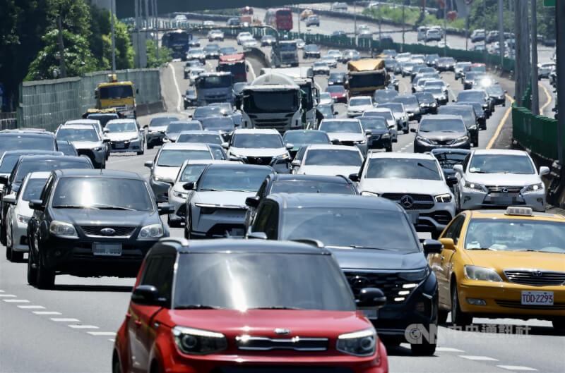 圖為國道1號泰山路段車流量。（中央社檔案照片）