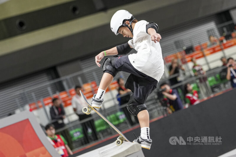 台灣滑板選手辜泳諺24日出戰名古屋亞運男子公園式預賽，在比賽中躍起展現技巧，拿下83.73分。中央社記者鄭清元名古屋攝　115年9月24日