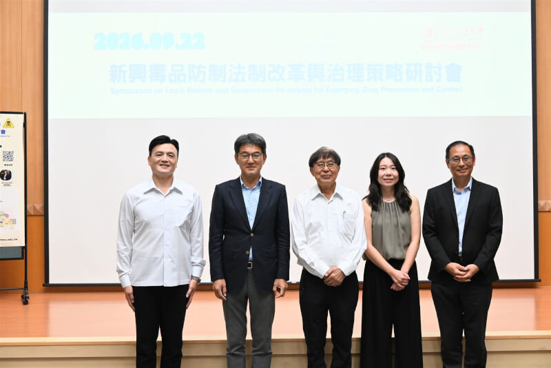 (左起)內政部警政署刑事警察局毒品查緝中心鄭偉豪副大隊長、劉建國立法委員、臺北醫學大學衛生福利政策研究中心李伯璋主任、北醫附醫精神科醫師暨酒藥癮暨自殺防治中心洪珊主任、社團法人台灣少年權益與福利促進聯盟李建清常務監事等人共同合影)