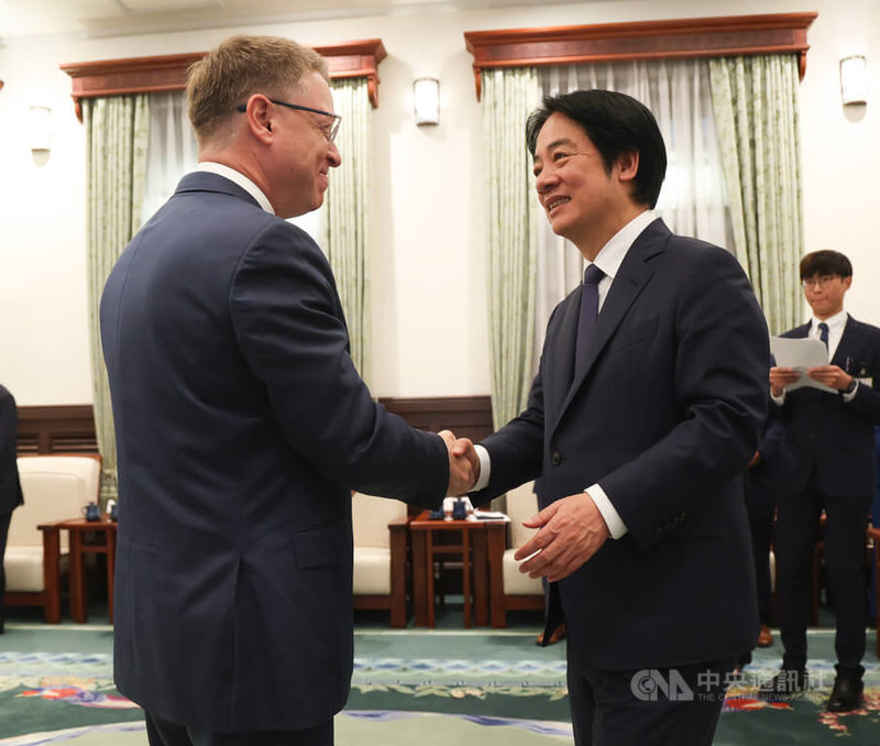 總統賴清德（前右）24日在總統府接見美國智庫「保衛民主基金會」訪問團，賴總統與保衛民主基金會中國計畫主席博明（Matt Pottinger）（左）等人握手致意。中央社記者張新偉攝　115年9月24日