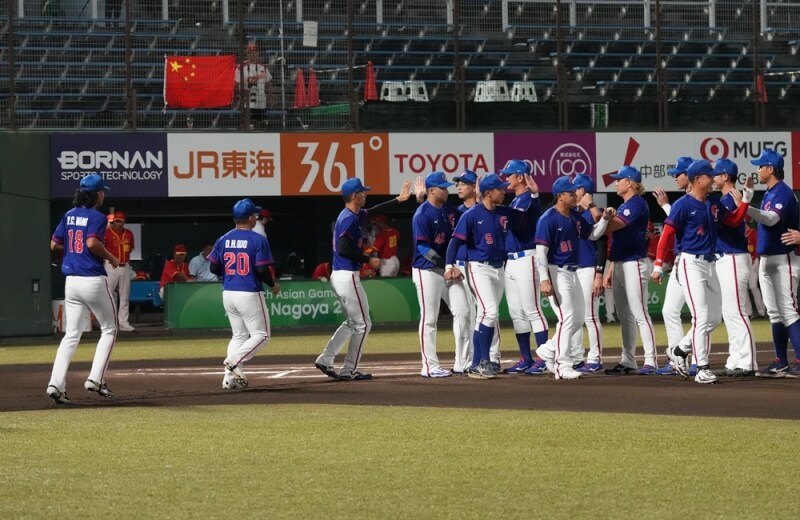 亞運棒球台灣與中國之戰，場邊有中國球迷懸掛五星旗。（代表團提供）