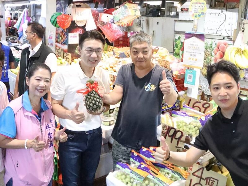 國民黨台中市長參選人江啟臣（前左2）25日中秋節前往東區建國市場掃街，向採買應景食材的民眾及攤商致意，並祝中秋節快樂。（江啟臣辦公室提供）中央社記者郝雪卿傳真  115年9月25日