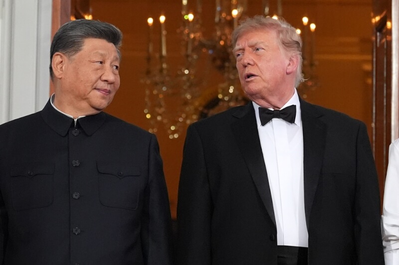 川習會24日舉行，美國總統川普（右）在國宴前與中國國家主席習近平（左）交談。（美聯社）