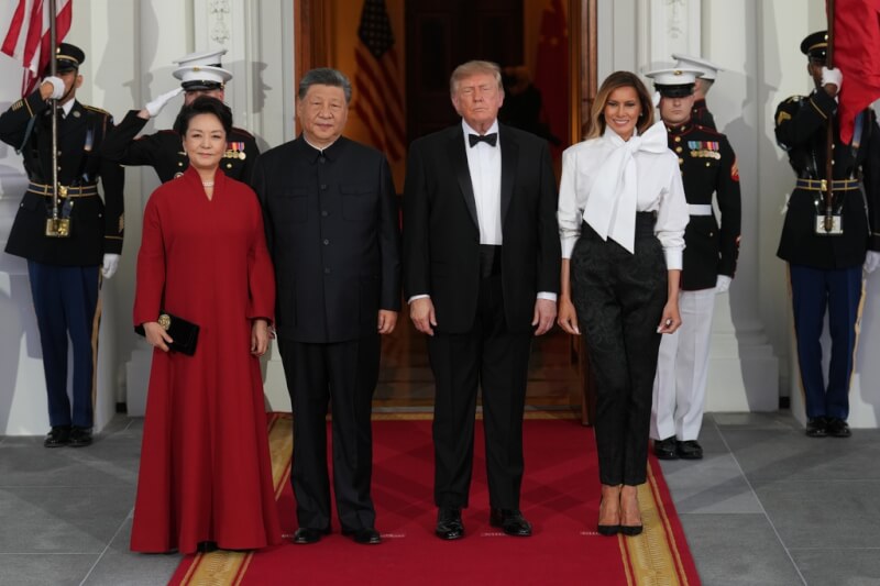 中國國家主席習近平(左2)與他的夫人彭麗媛(左1)、美國總統川普(右2)與第一夫人梅蘭妮亞(右1)24日晚間出席國宴。(美聯社)